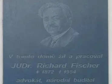 Pamětní deska JUDr. Richarda Fischera na fasádě domu v Olomouci, třída Svobody 18. Foto Michal Maňas.